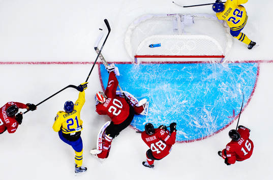 Sveriges Loui Eriksson och Daniel Sedin oroar framför