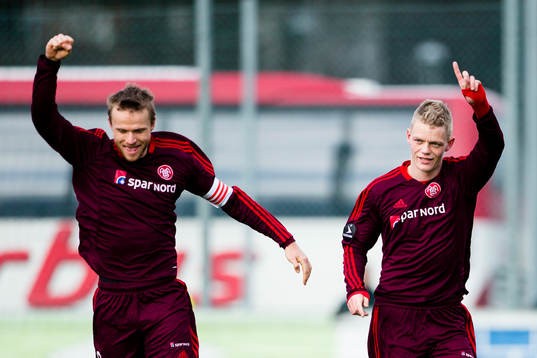 Ålborgs Rasmus Würtz jublar ihop med Kasper Kusk efter att han gjort 1-0