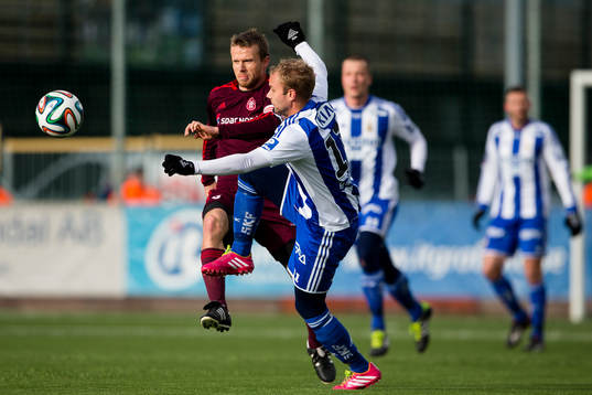 IFK Göteborgs Robin Söder i kamp med Rasmus Würtz