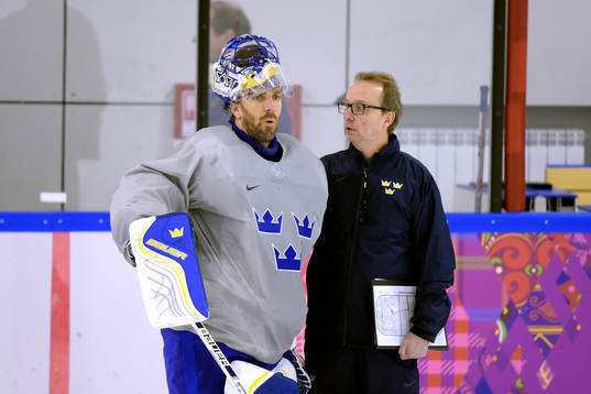 Sveriges målvakt Henrik Lundqvist pratar med Sveriges