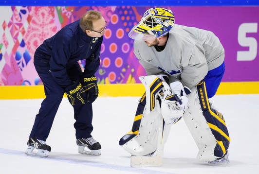 Förbundskapten Pär Mårts pratar med målvakten Jonas