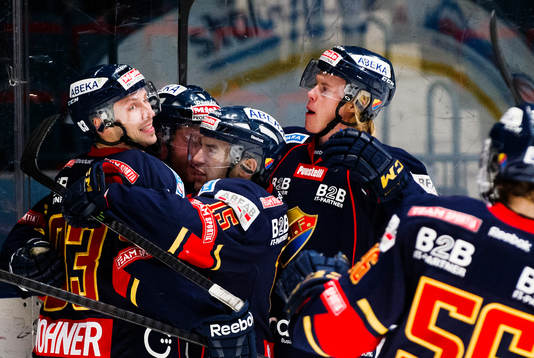 Djurgårdens Dustin Johner  och Steve Saviano  jublar med