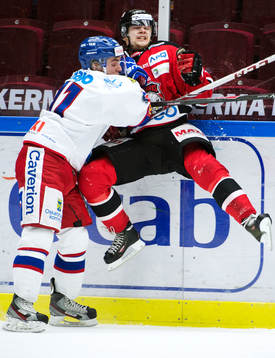 Oskarshamns Victor Löfstedt tacklar Malmö Redhawks