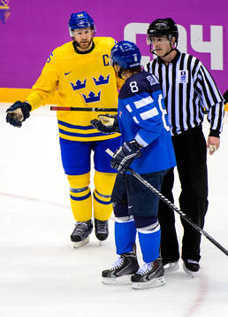 Sveriges Niklas Kronwall och Finlands Teemu Selänne bråkar