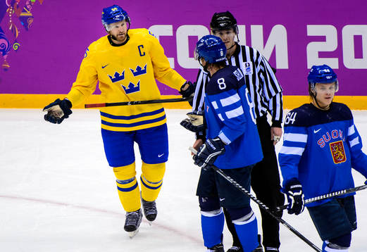 Sveriges Niklas Kronwall och Finlands Teemu Selänne bråkar