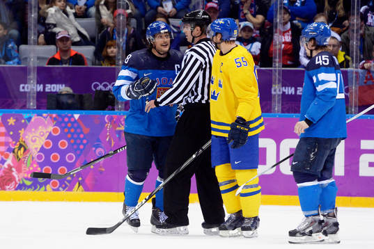 Sveriges Niklas Kronwall (C) och Finlands Teemu Selänne