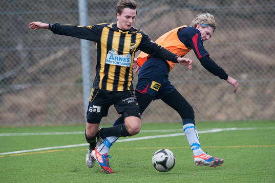 IFK Hässleholms Danny Gunnarsson och Perstorps Jim Andersson i träningsmatchen mellan IFK Hässleholm och Perstorp i Hässleholm 22 februari 2014.