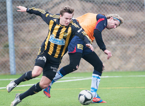 IFK Hässleholms Danny Gunnarsson och Perstorps Jim Andersson i träningsmatchen mellan IFK Hässleholm och Perstorp i Hässleholm 22 februari 2014.