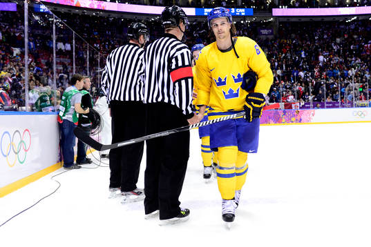 Sveriges Erik Karlsson tackar domaren