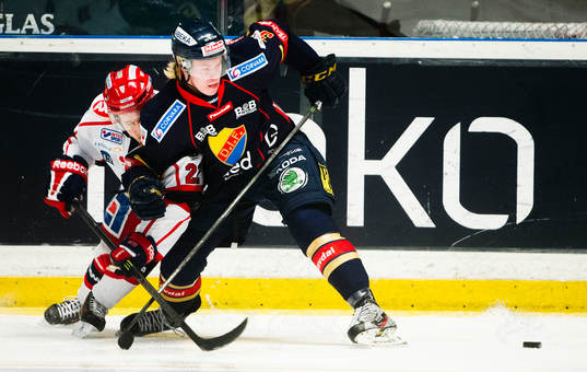 Södertäljes Jesper Thörnberg  försöker ta pucken från