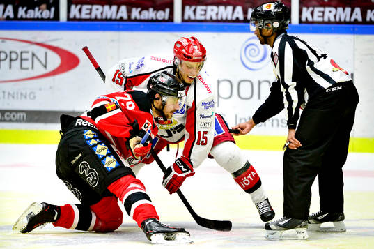 Malmö Redhawks Tomas Kollar tekar med Almtunas Victor