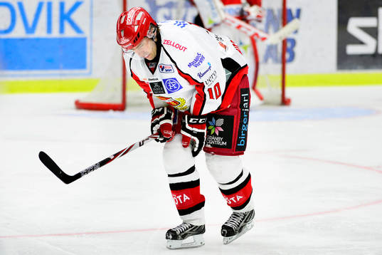 Almtunas Fredrik Vestberg tar sig för knät och lämar isen