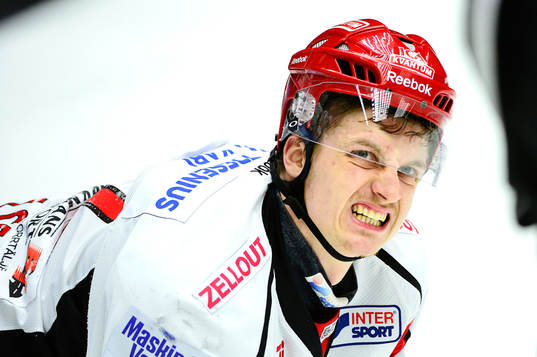 Almtunas Martin Karlsson gestikulerar