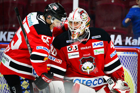 Malmö Redhawks målvakt Pontus Sjögren firar segern med