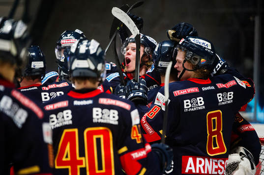 Djurgårdens Samuel Lofquist jublar med sina lagkamrater
