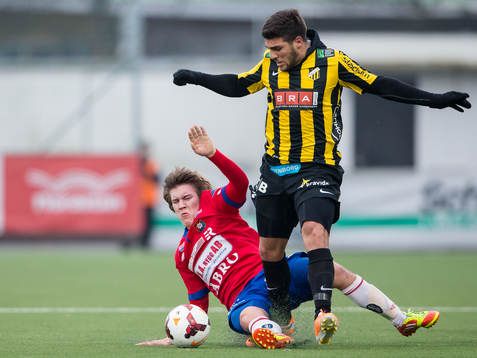 Örgrytes André Nilsson sträcker ut och tacklar Häckens Moestafa El Kabir och får sin andra varning med rött kort som följd