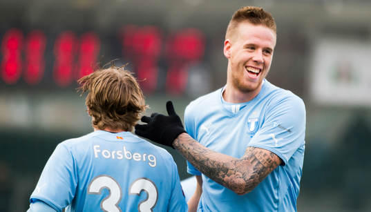 Malmös Pontus Jansson klappar om Emil Forsberg