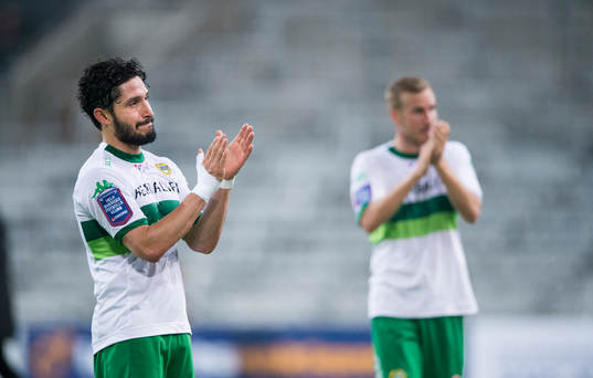 Hammarbys Pablo Piñones-Arce tackar publiken efter matchen