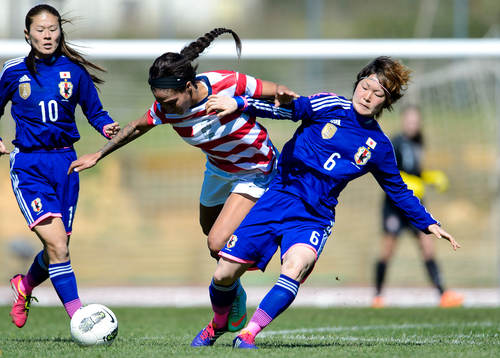 Närkamp mellan USAs Sydney Leroux och Japans Mizuho