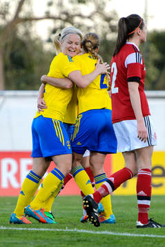 Sveriges Nilla Fischer kramar om Sveriges Charlotte Rohlin efter 2-0 i matchen mellan Sverige och Danmark
