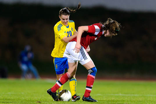 Sveriges Emilia Appelqvist  i närkamp med Danmarks Sofie Junge Pedersen i matchen mellan Sverige och Danmark