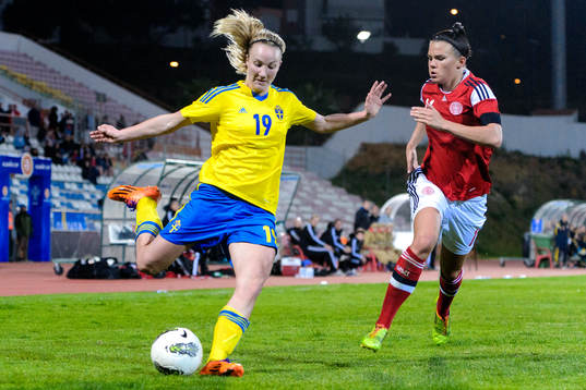 Sveriges Emma Lund laddar för skott i matchen mellan Sverige och Danmark
