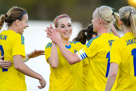Sveriges Kosovare Asllani jublar efter 1-0 i matchen mellan Sverige och Danmark