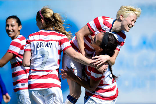USAs Megan Rapinoe kramar om Sydney Leroux efter 0-1 i matchen mellan Japan och USA