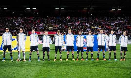 Sveriges spelare står uppradade  fr.v. Zlatan Ibrahimovic, målvakt Johan Dahlin, Mikael Antonsson, Pierre Bengtsson, Rasmus Bengtsson, Pontus Wernbloom, Jimmy Durmaz, Alexander Kacaniklic, Albin Ekdal, Marcus Berg och Sebastian Larsson