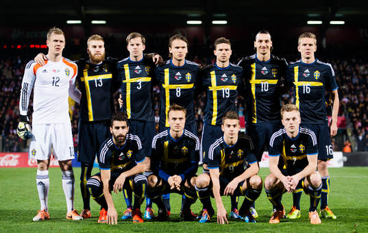 Sveriges spelare står uppradade övre raden fr.v.  målvakt Johan Dahlin, Rasmus Bengtsson, Mikael Antonsson, Albin Ekdal, Marcus Berg, Zlatan Ibrahimovic, Pontus Wernbloom Nedre raden fr.v. Jimmy Durmaz, Pierre Bengtsson, Alexander Kacaniklic och Sebastian Larsson