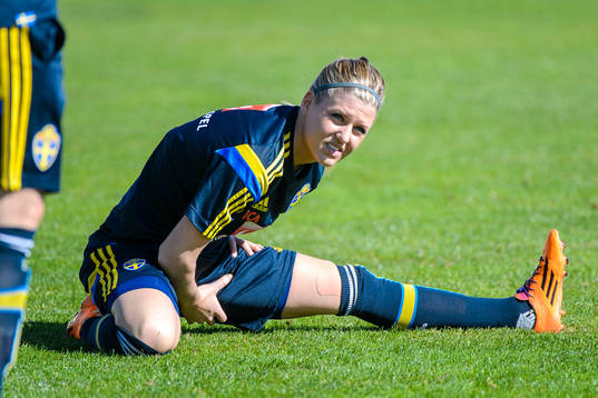 Sveriges Olivia Schough stretchar på en träning