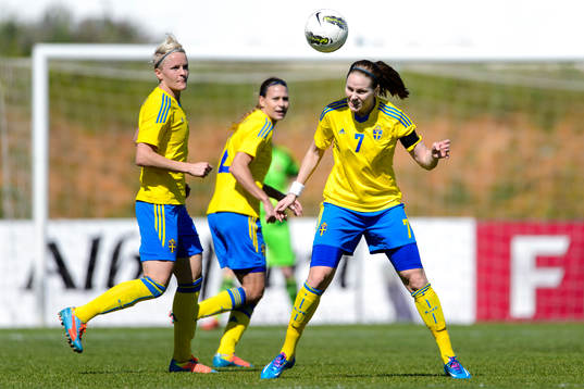 Sveriges Lisa Dahlkvist nickar bollen