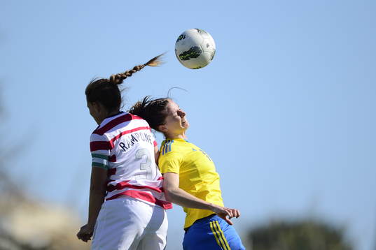 Lotta Schelin i en nickduell med Christie Rampone