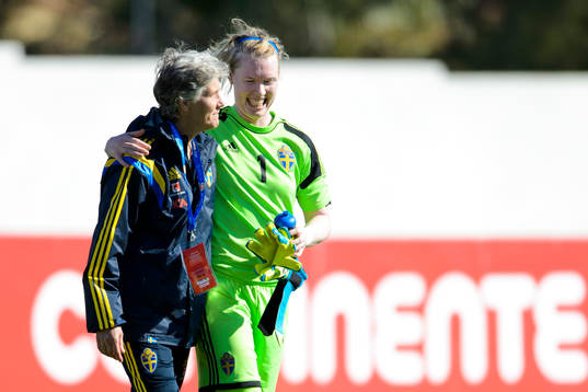 Sveriges förbundskapten Pia Sundhage och målvakt Hedvig Lindahl
