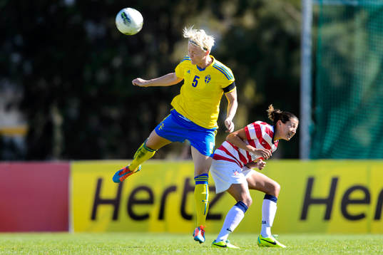 Sveriges Nilla Fischer i närkamp med USAs Christen Press