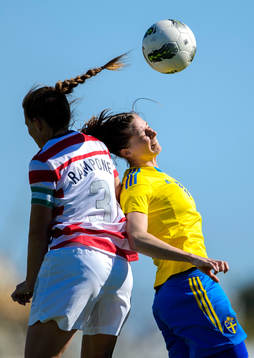 Sveriges Lotta Schelin i nickduell med USAs Christie Rampone