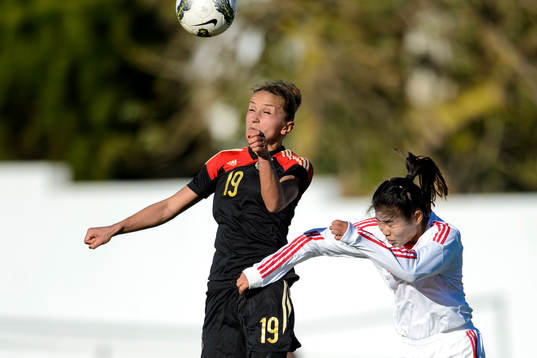 Tysklands Fatmire Alushi i nickduell med Kinas Wang Lisi
