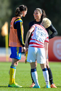 Sveriges Lotta Schelin (vänd från kameran) pratar med