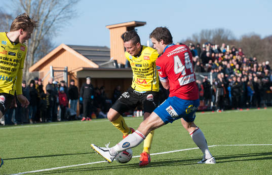 Mjällbys Kristian Haynes och Örgrytes David Leinar i