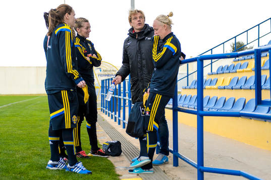 Sveriges Lisa Dahlkvist, målvakt Carola Söberg, Linda Sembrant, och Caroline Seger står och pratar med Tyresös tränare Tony Gustavsson efter en träning
