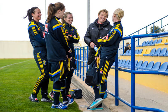 Sveriges Lisa Dahlkvist, målvakt Carola Söberg, Linda Sembrant, och Caroline Seger står och pratar med Tyresös tränare Tony Gustavsson efter en träning