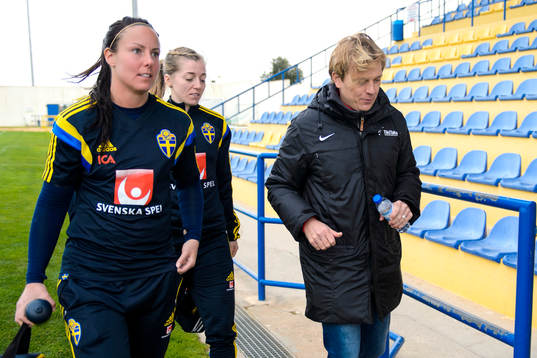 Sveriges målvakt Carola Söberg, Linda Sembrant och Tyresös tränare Tony Gustavsson på en träning