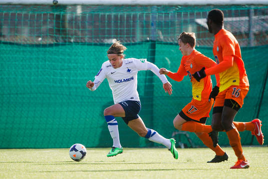 Norrköpings Christoffer Nyman  springer ifrån AFC Uniteds Robert Åstedt och Omar Jawo