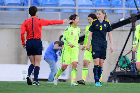 Domaren har blåst för straff och Linda Sembrant ser