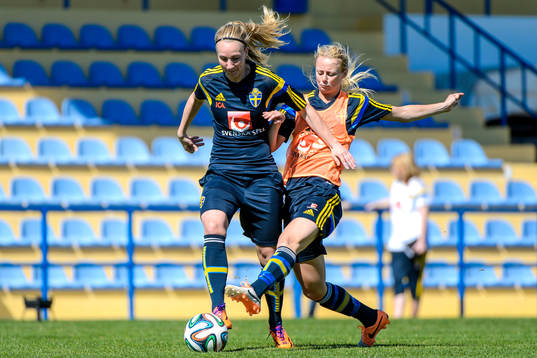 Kamp om bollen mellan Sveriges Emma Lund och Amanda Ilestedt på en träning
