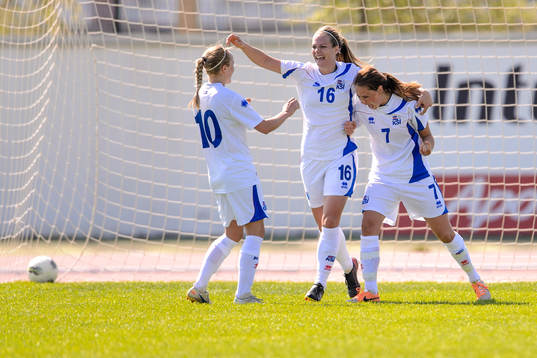 Islands Dóra María Lárusdóttir, Harpa Torsteinsdóttir och Sara Björk Gunnarsdóttir firar efter 1-0