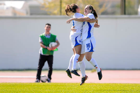 Islands Fanndís Fridriksdóttir och Harpa Torsteinsdóttir firar efter 2-0