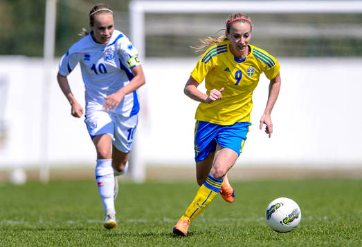 Islands Dóra María Lárusdóttir jagar Sveriges Kosovare