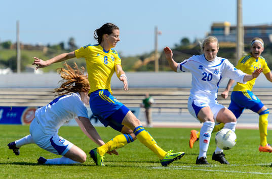 Sveriges Lotta Schelin sluter förbi Islands Elísa Vidarsdóttir