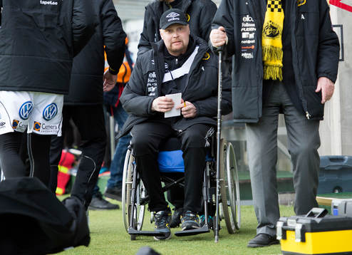 Elfsborgs manager Klas Ingesson kommer in i rullstol
